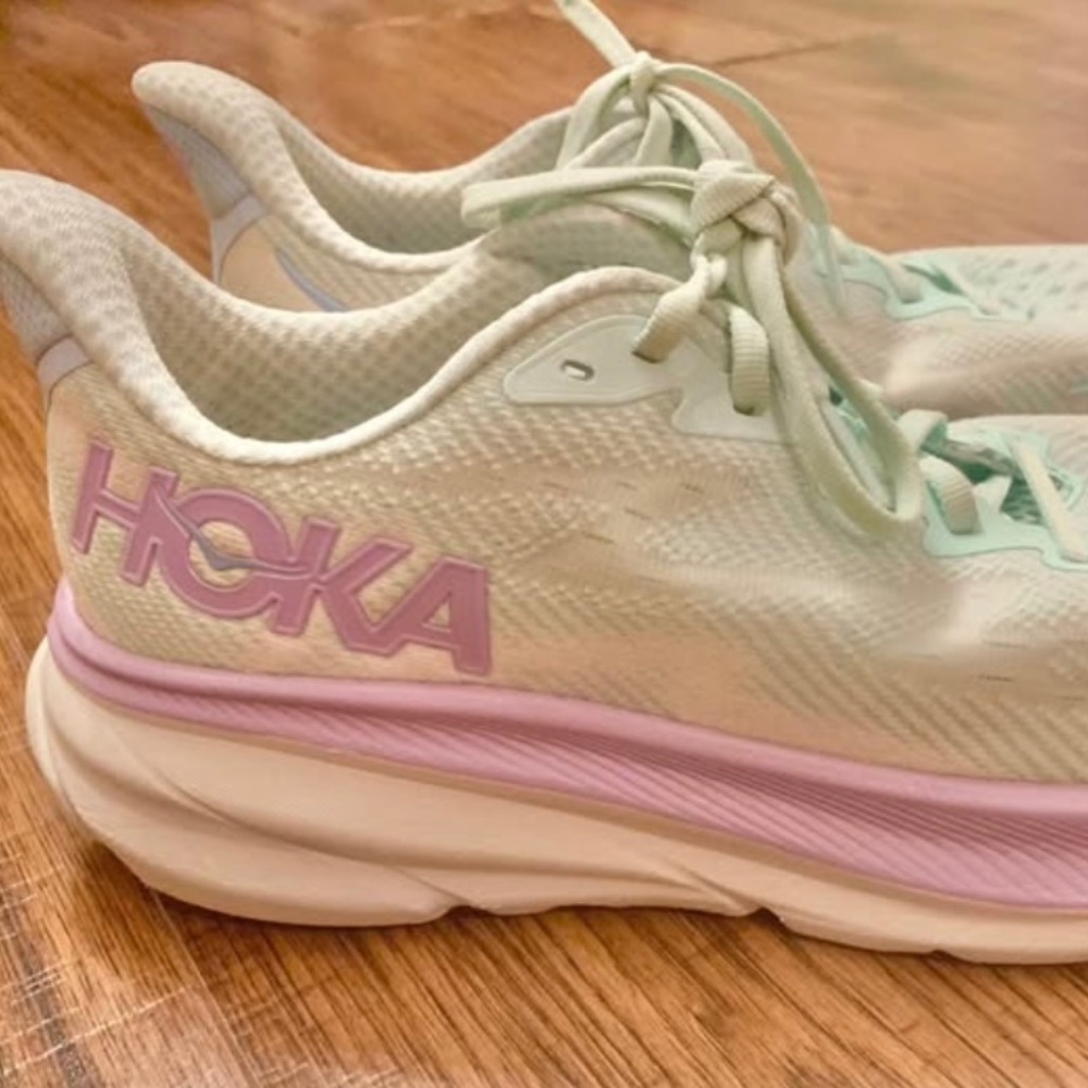 Women's Hoka One Clifton 9 sneakers size 8.5B
